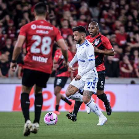 jornalhojeemdia's tweet photo. Com desfalques, treinador interino e sem vitórias, Cruzeiro visita Athletico-PR
https://t.co/NoEhgErYIB
#cruzeiro #athleticopr #campeonatobrasileiro #arenadabaixada #jornalhojeemdia
📷 Gustavo Aleixo/Cruzeiro https://t.co/a6BHg8gqyW