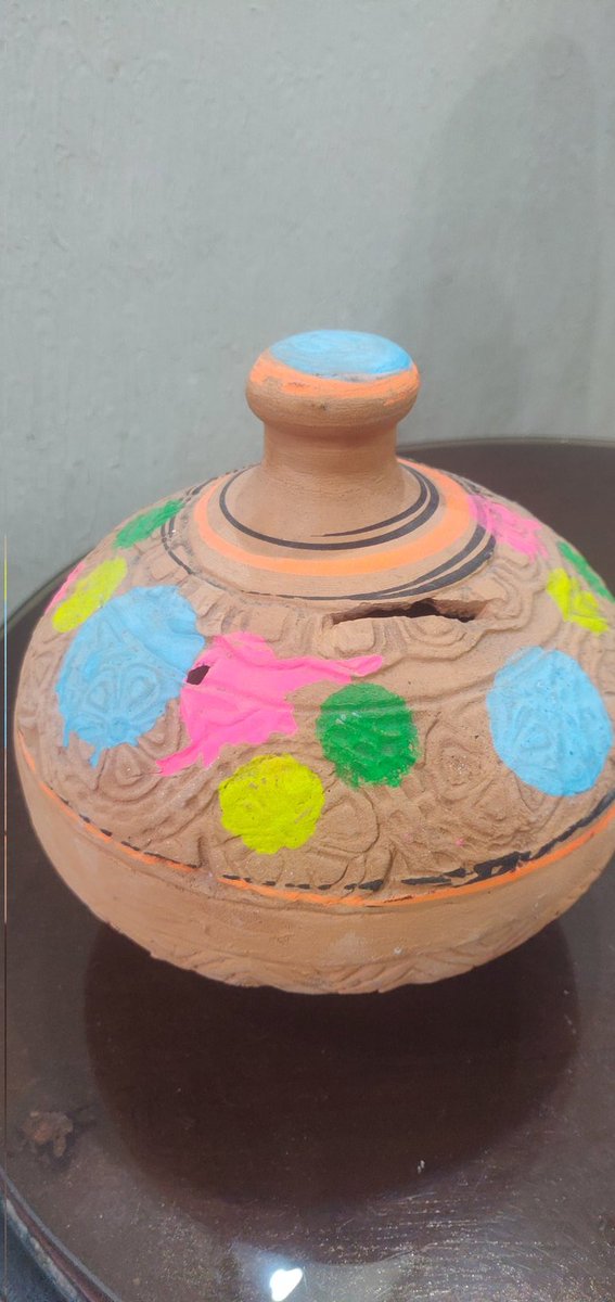 اج کل بچوں کے پیسے جمع کرنے کے لئے جدید سیونگ بوکس مگر ہمارے زمانے کا یہ مٹی کا ڈولا  گولک بھی کہتے ہیں پیسے جمع کرنے کا سب سے بہترین طریقہ ہے.مٹی کے ڈولے میں پیسے جمع کرنے جیسا مزہ کسی اور چیز میں نہیں جب اس کو توڑ کر اس میں سے پیسے نکالے جاتے ہیں تو اس خوشی کا مزہ ہی کچھ اور ہے