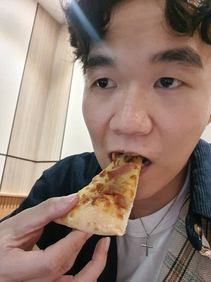 JLR_48's tweet photo. Absen berbuka Day 28

#AndaiKuBerbukaPuasha #Bismillah #Day28WithLuv #BukaPuaSha #MakinCintaMarsha #CintaiOshiMu #MakeJeketianFun #BataLynn #IftaLy #BataLine #BerbukaPuaChia https://t.co/xSX5DyJKAE