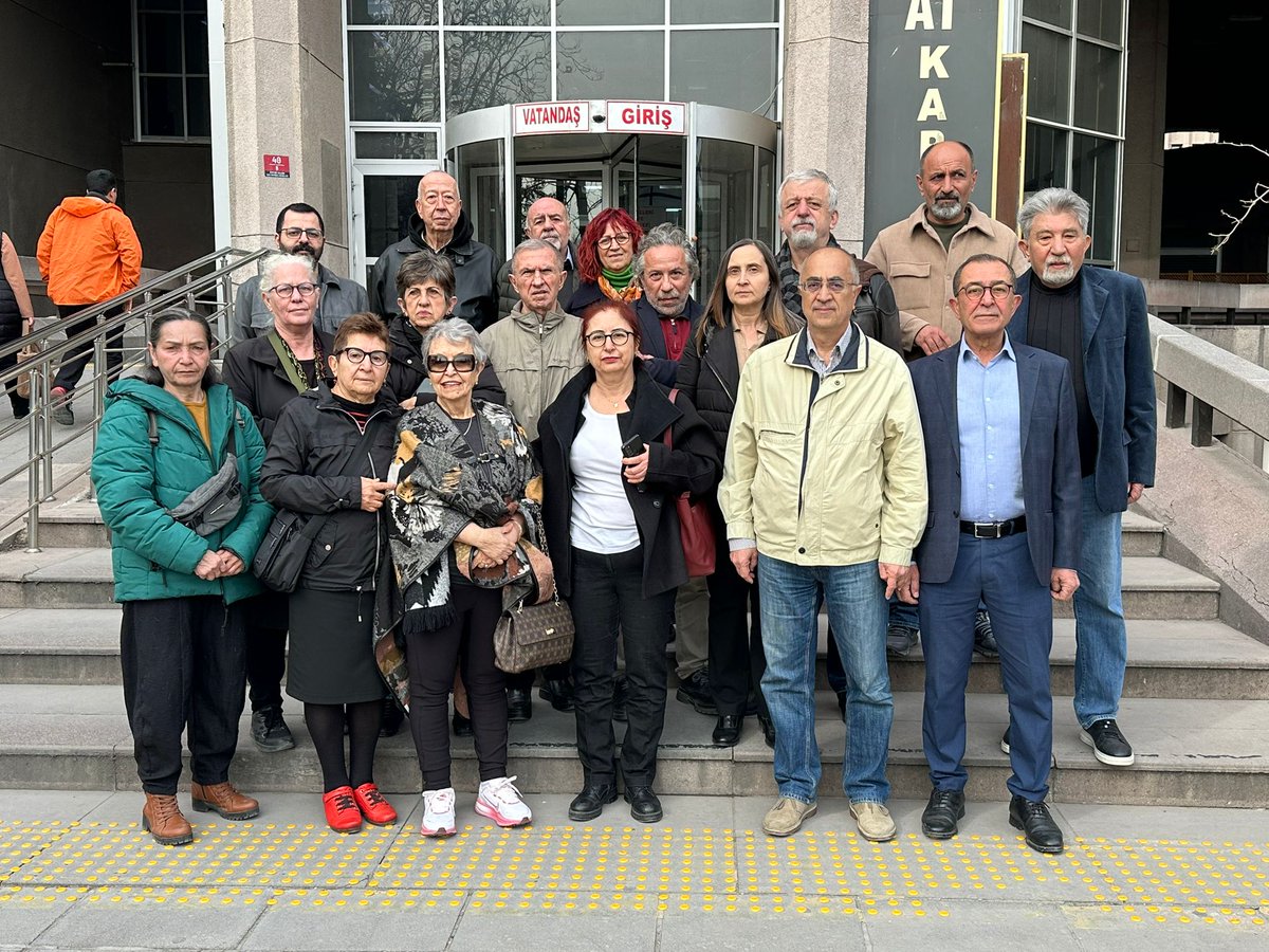 sesgenelmerkezi's tweet photo. Uzm. Dr. Ayşe Uğurlu yalnız değildir! 
İnsan hakları ve kadın mücadelesi yargılanamaz!

İhraçlara, baskıya, hukuksuzluğa karşı üyemiz ve yoldaşımız Ayşe UĞURLU'NUN Ankara'da görülen davasına MYK Üyelerimiz Salih ERBAŞ ve Nursel YÜCESOY ile Ankara Şube yöneticilerimiz katıldı. https://t.co/njqJ95JLZK