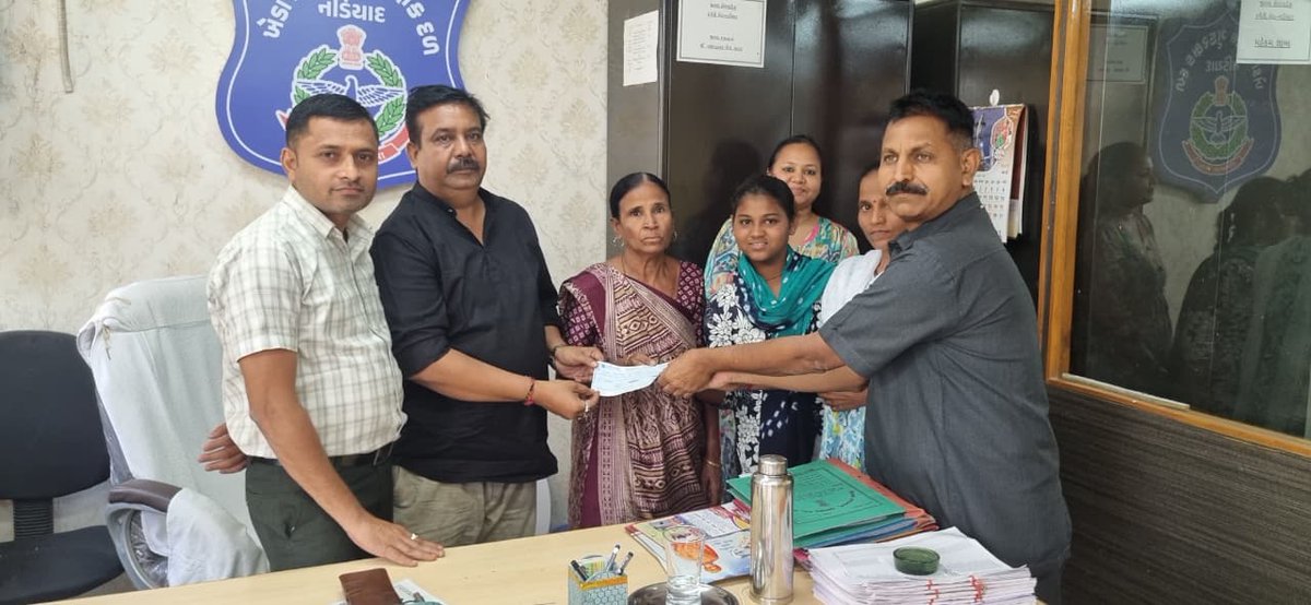 homeguard07's tweet photo. આજે તા.૧૮/૦૩/૨૦૨૬ના રોજ અત્રેના જિલ્લા (ખેડા-નડિયાદ) હોમગાર્ડ દળના તાબા હેઠળના નડિઆદ યુનિટ ના સ્વર્ગીય હોમગાર્ડ જવાન તથા હલધવાસ યુનિટના સ્વર્ગીય હોમગાર્ડ જવાનના પરિવારજનોને હોમગાર્ડઝ કલ્યાણ નિધિ સહાય મંજુર કરવામાં આવેલ તથા મરણોત્તર સહાય;- 1,55,000/- નો ચેક આપવામા આવ્યો. https://t.co/cKaATd4ego