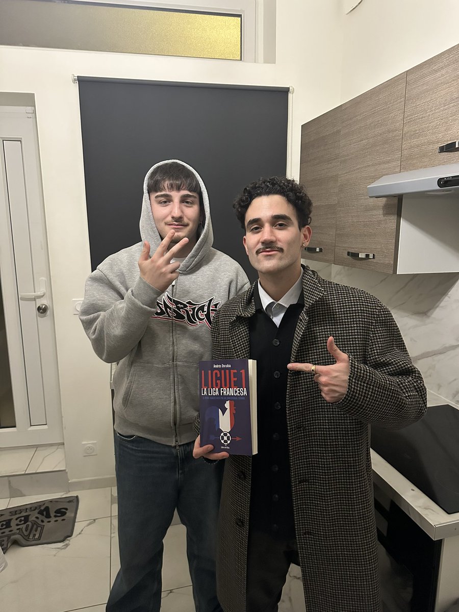 lepetitamoroso's tweet photo. @AndiOnrubia fíjate que regalo recibió mi colega, no te pasarás por lyon el jueves para firmarlo no?? https://t.co/7qbhgmCaMW