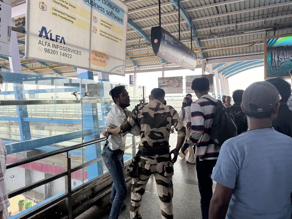 rmcnews1's tweet photo. मीरा रोड रेलवे स्टेशन पर MFS के जवान द्वारा व्यक्ति की खुलेआम पिटाई—क्या यही कानून है?
टीसी ने वीडियो बनाने से रोका—किस अधिकार के तहत? जब पहचान पूछा तो आईडी कार्ड तक नहीं दिखाया!
पीटना, कपड़े फाड़ना—क्या यह मानवाधिकारों का उल्लंघन नहीं है?

@RailMinIndia 
@drmmumbaicr 
@drmbct https://t.co/xr7XCD0wpQ