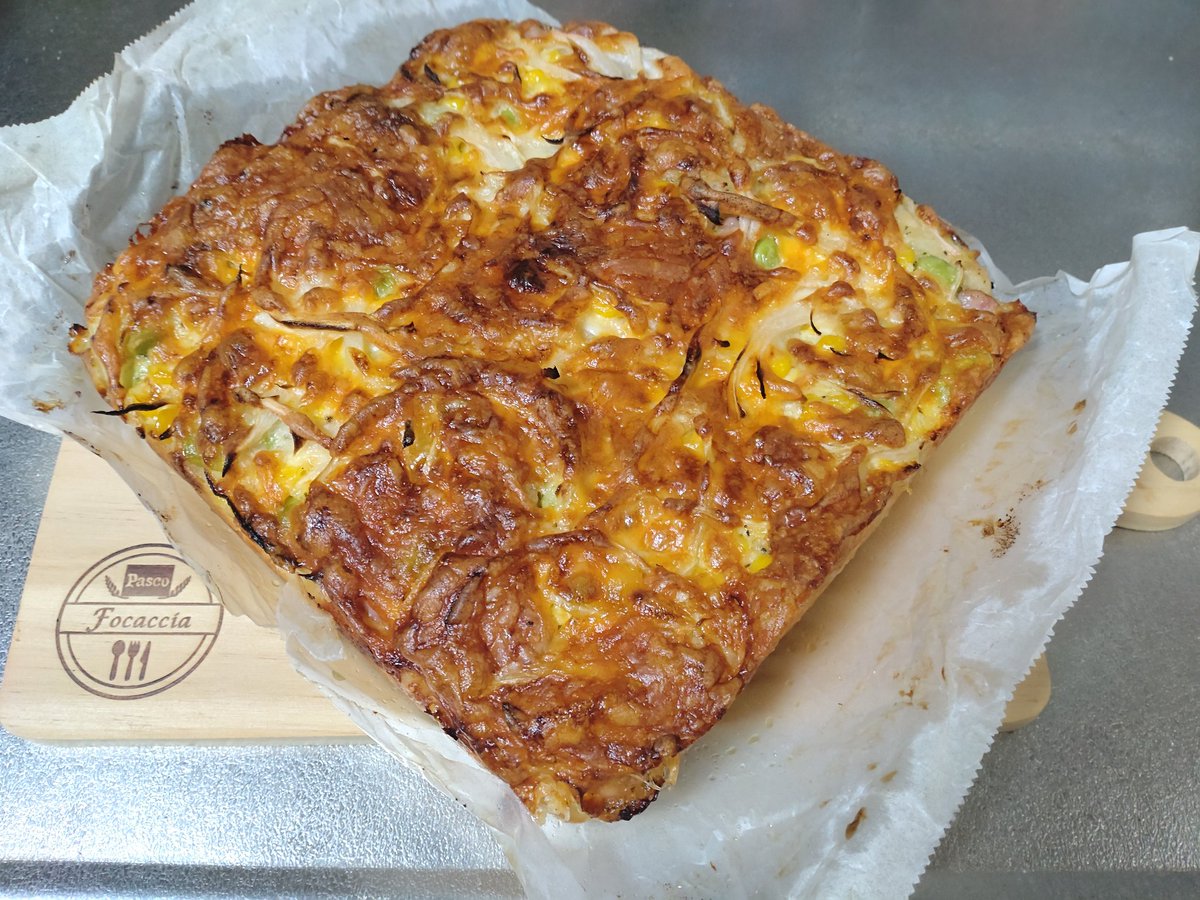 sunae_pinky's tweet photo. そして、今日は夫が夜勤のため夜もパン🥐🥖
コーンマヨ&amp;枝豆の焼き立てフォカッチャ😋
もちろん手作り😊
紅茶はお気に入りのLUPICIAの"ウェディング"と"オーバーザレインボー" https://t.co/WkXY0O1D1x