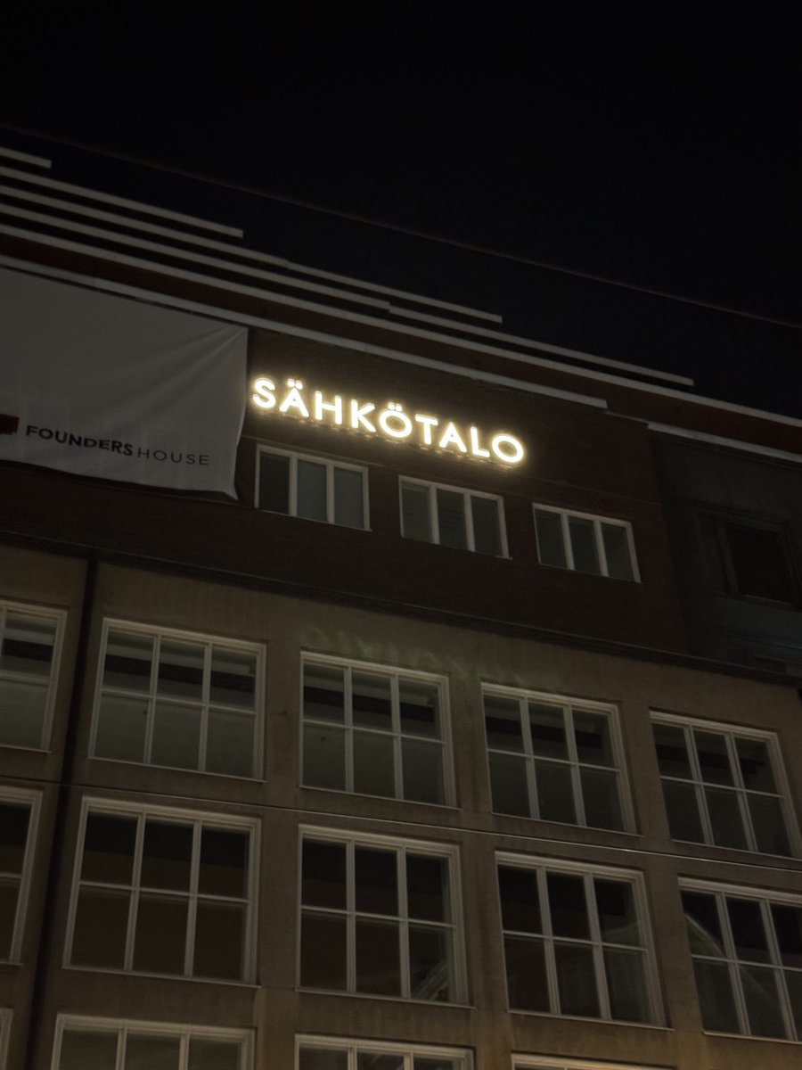 ji25tr's tweet photo. フィンランドでたくさん"talo"に出会った🏢
建物とかの意味があって郵便局にはポスティタロって書いてあって可愛い；；♡
調べたらぷーたろっていう言葉あるらしくてフィンランド語可愛すぎしぬ https://t.co/j2DolmdVdY