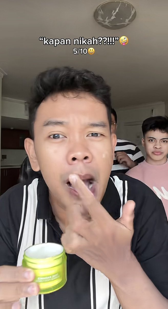 soonagee's tweet photo. relate bgt bjir... 

"Kulit kamu kok jerawatan? Emang pake apa? Liat anak bude mulus padahal gak pake apa-apa"

gw jawab aja, "AKU PAKE AIR WUDHU AJA BUDEEEE" 🙂🙂🙂 modalin dong skincarenya https://t.co/vtsrYhAl30