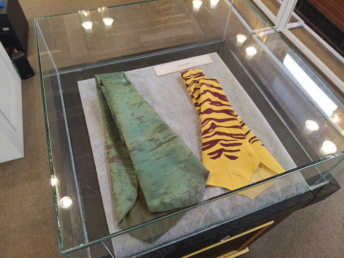 ตอนนี้ห้องเสวย พระที่นั่งพิมานจักรีมีนิทรรศการชั่วคราวเกี่ยวกับเสือป่า ใครแวะมาพระราชวังพญาไทหรือมากินกาแฟนรสิงห์ แวะมาชมได้นะครับ