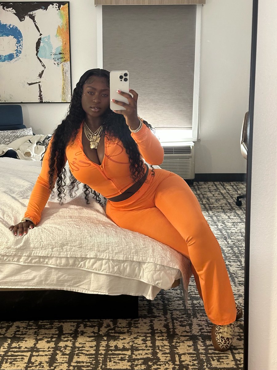 Funnyassjenise tweet media