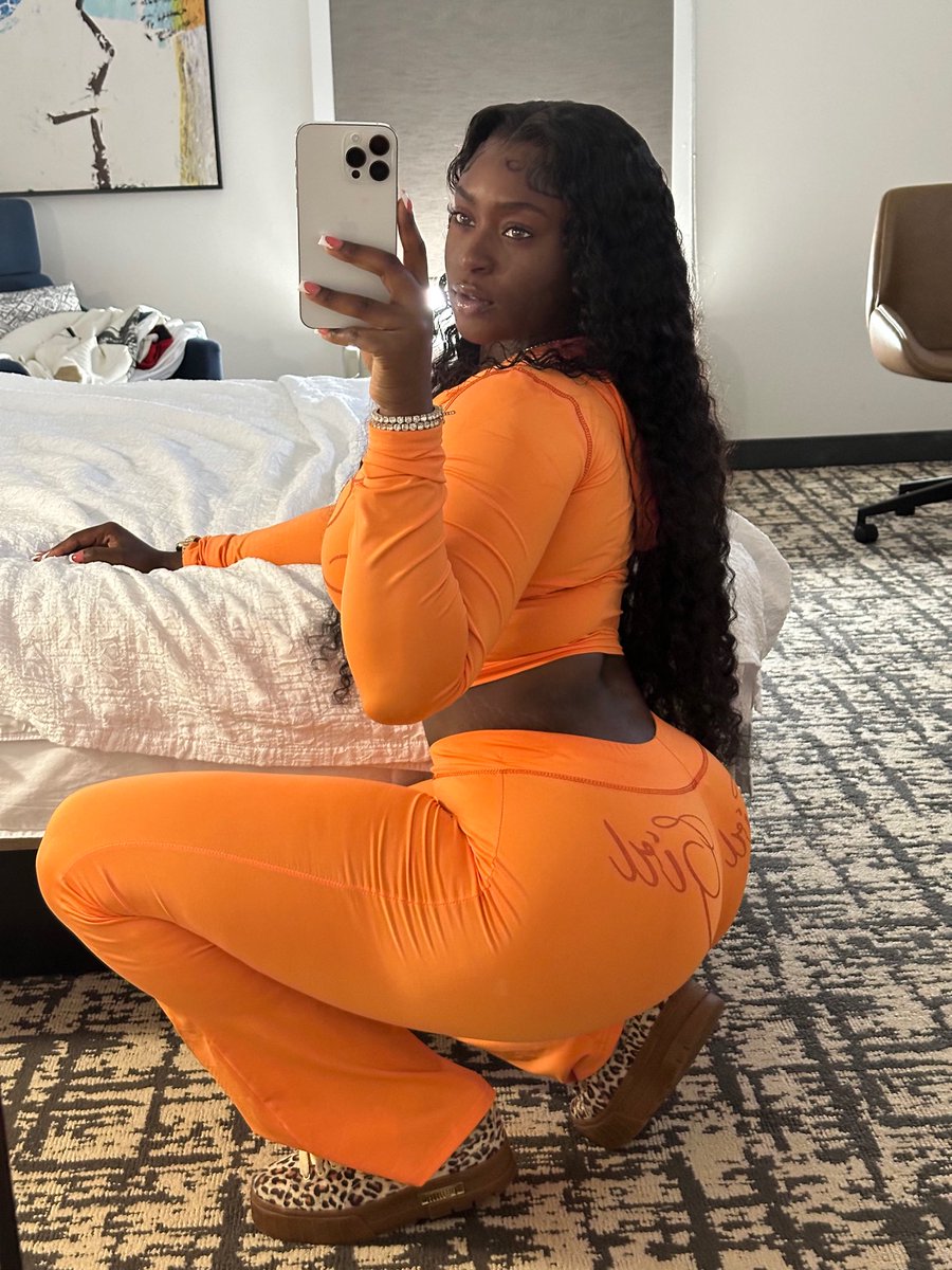 Funnyassjenise tweet media