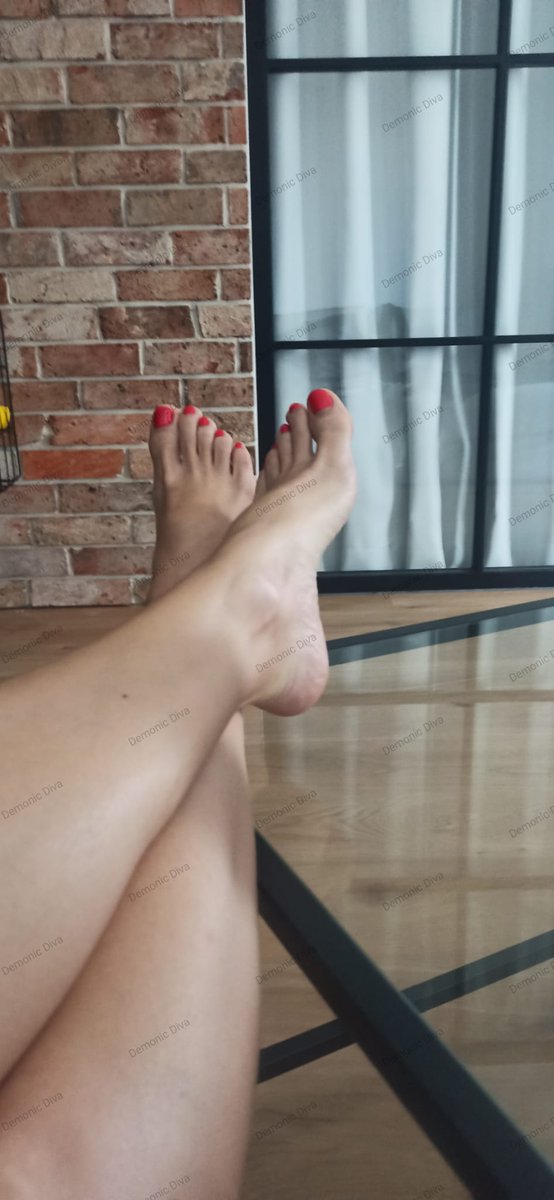 Demonic_Diiva's tweet image. Co byś zrobił, gdyby te stopy znalazły się teraz na Twojej twarzy? Tylko konkretne odpowiedzi. Reszta milczeć i podziwiać. 😈

​#Pedicure #NailPolish #Sole #FootLover #Domination