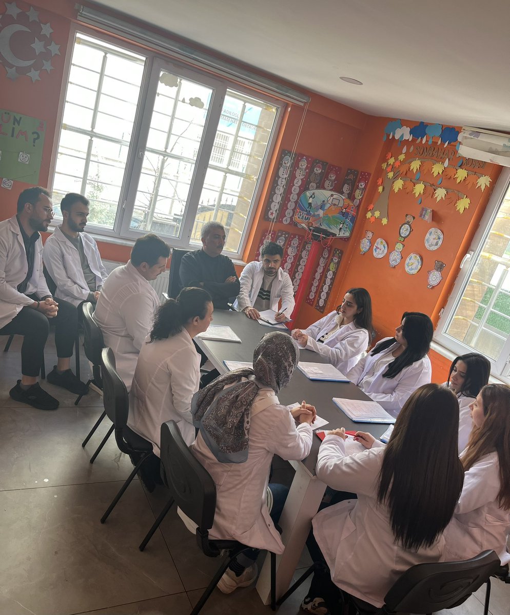 ACGUNEBAKAN's tweet photo. Kaliteli eğitim her çocuğun hakkı anlayışı ile bugünkü toplantımızı gerçekleştirdik. Öğrencilerimizin durumlarını teker teker değerlendirmeye devam ediyoruz. @ozelalgiegitim https://t.co/CFBkAztrmq