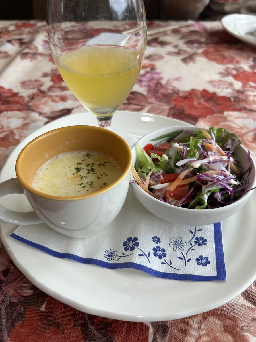 今日のランチ

サラダセットについてくるこのポタージュめちゃ美味しかった
バターの風味、コクがあり甘いポタージュ
メインは照り焼きハンバーグ
ジュージュー鉄板に乗ってきたけどお腹空きすぎて写真撮るの忘れてた
お箸で細かく切ってから
気づいた😓