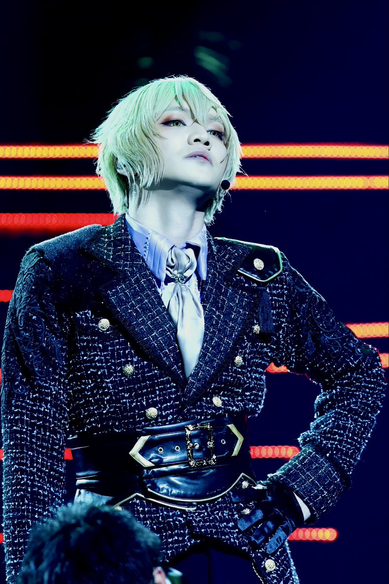 二部では一転して華やかで妖艶な姿から、膝丸の手紙に和ませてもらう時間、そしてクールな表情へ。大きな振り幅の中で、髭切という存在の奥行きを感じさせてくれました。大千秋楽記念、ゲネプロ写真です。
（4/5）
#刀ミュ #刀剣乱舞