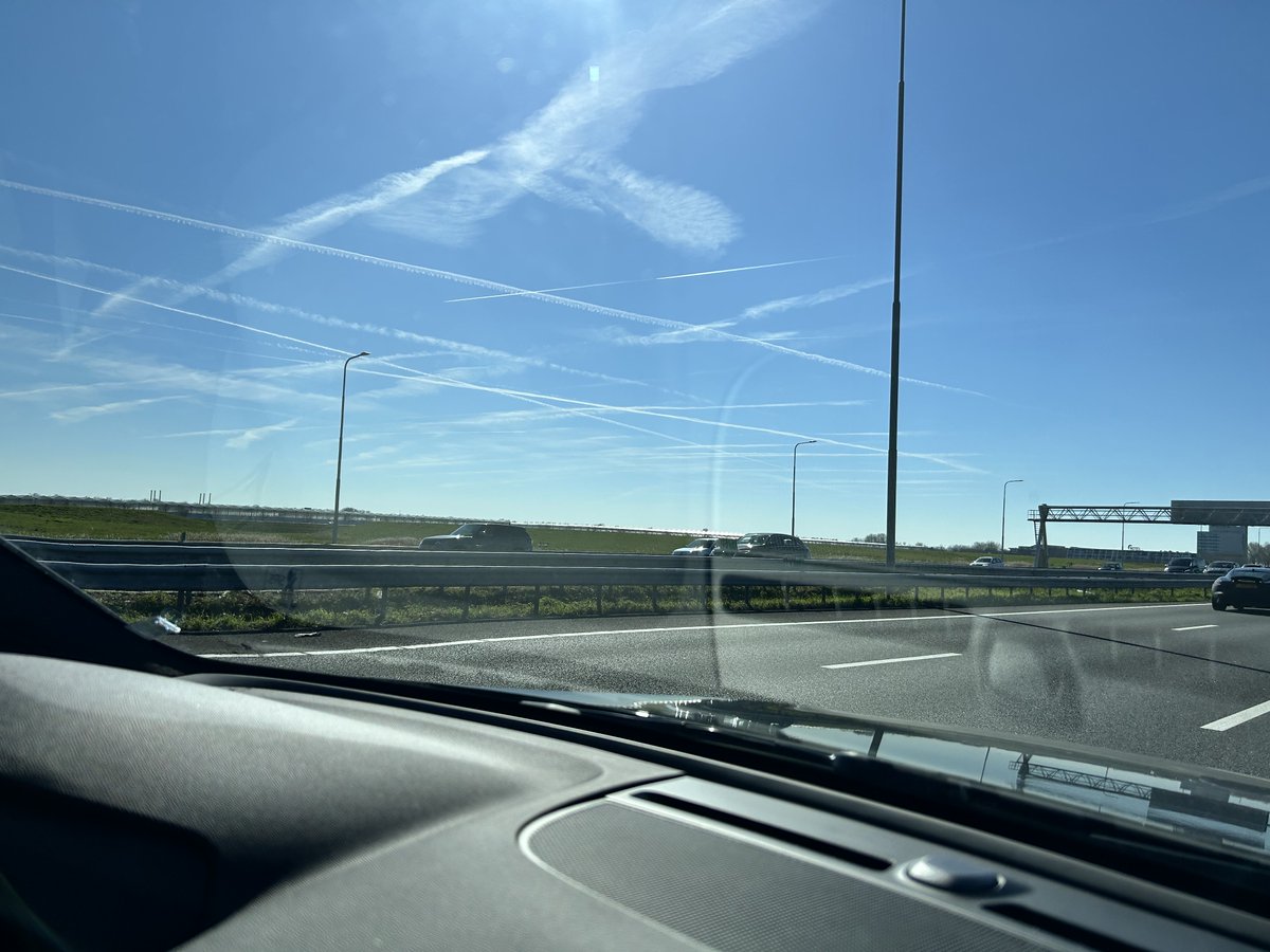 De luchtsnelweg is goed te zien met dit prachtige weer. 🔆