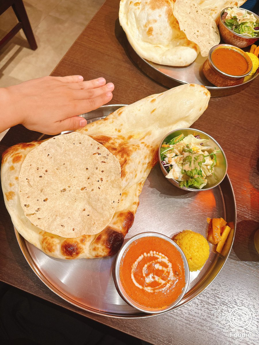 よりちゃんに付き合ってもらってでっかナン食べた🍛おいしかった〜！