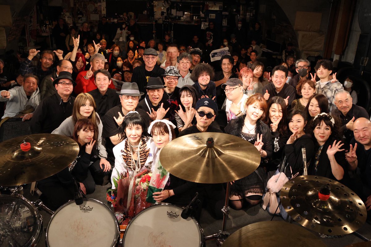 ご縁があり先日はたどり初遠征、神戸の超老舗「チキンジョージ」でのライブでした！
超満員のノリノリで温かいお客さんに囲まれて素敵な時間を過ごすことができました。
BECCAKUさん、ありがとう‼️