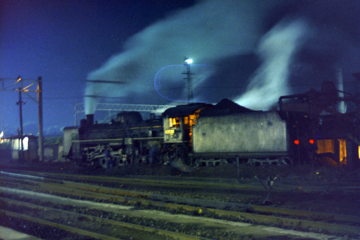 夜の宮崎機関区。夜行急行日南?に乗る前に撮影。露出時間適当。