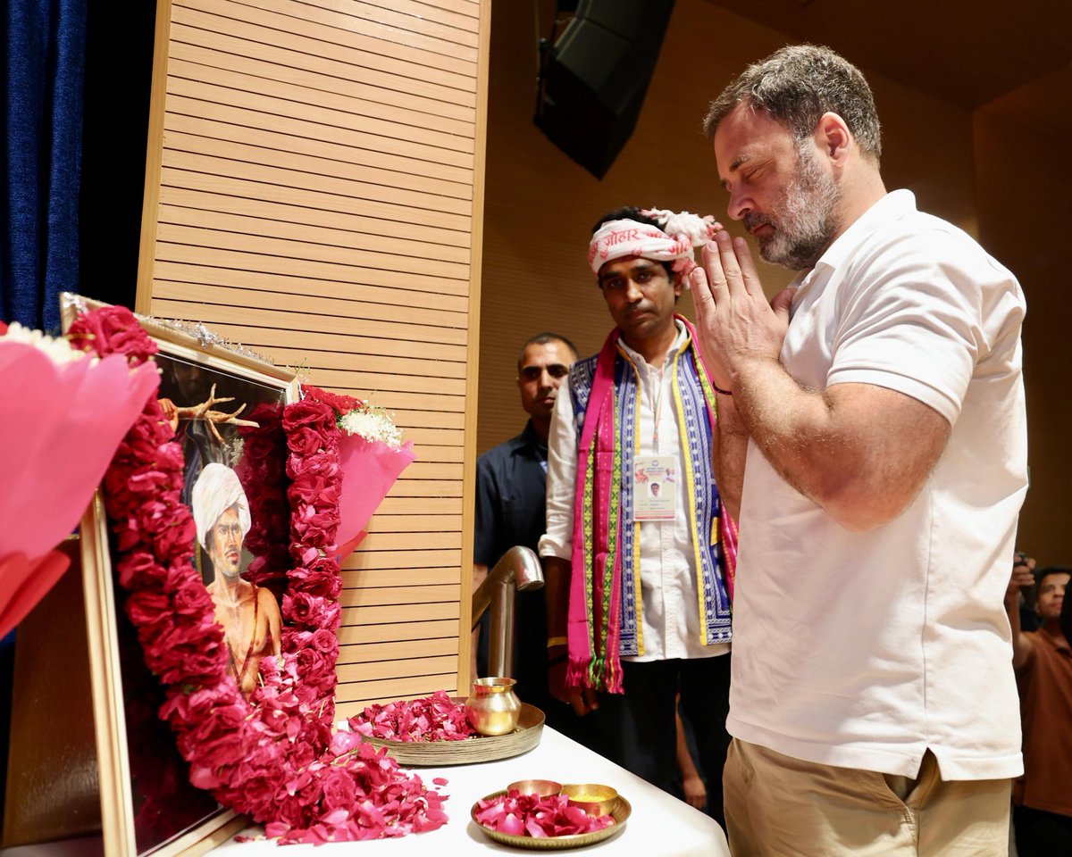 नेता विपक्ष श्री <a href="/RahulGandhi/">Rahul Gandhi</a> ने 'धरती आबा' भगवान बिरसा मुंडा जी को पुष्पांजलि अर्पित की।

📍 इंदिरा भवन, नई दिल्ली