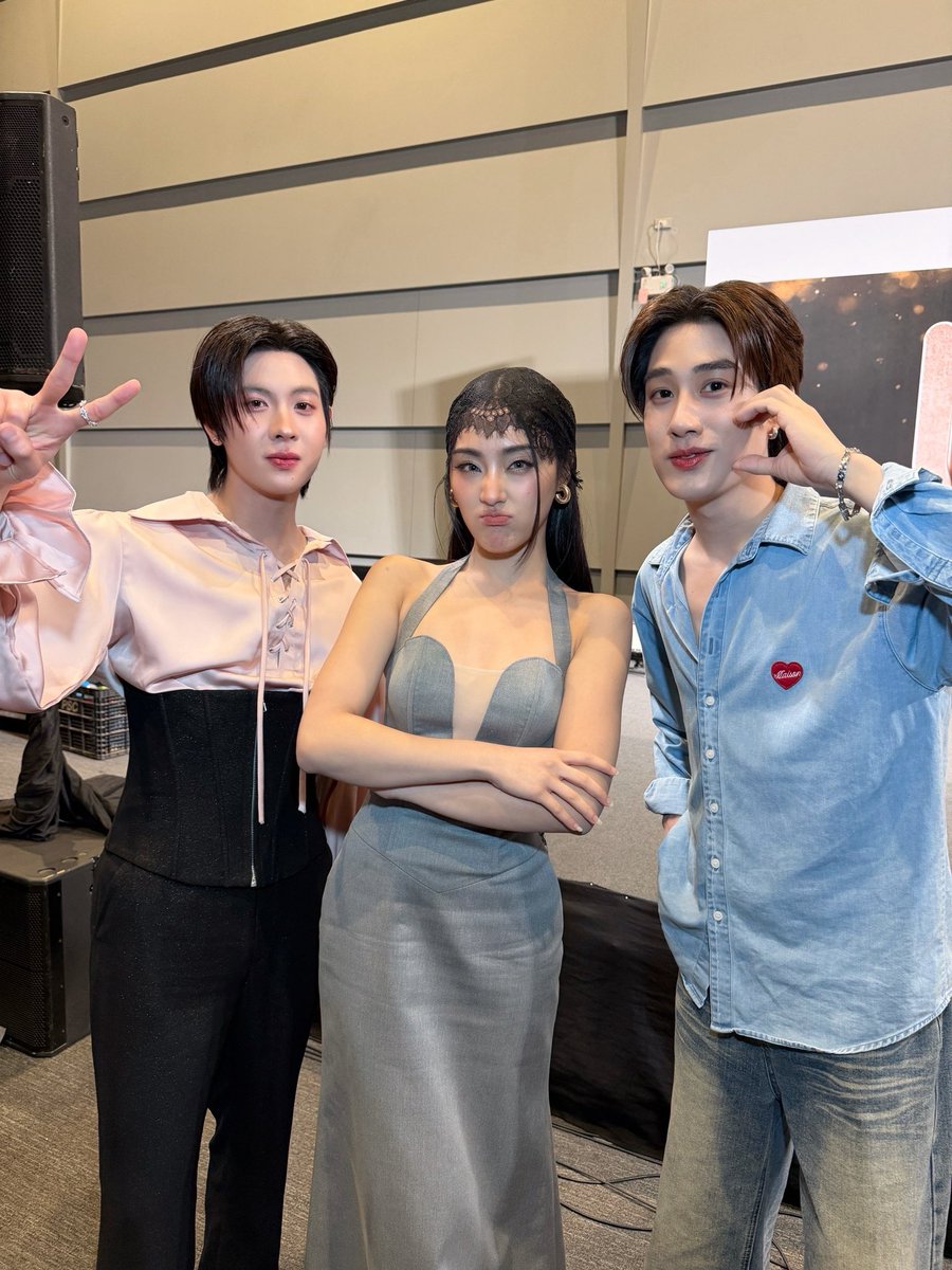 พี่เติ้ลพี่เฟิร์สวันเดินมาเยาะเย้ยว่าทายผิดค่ะ ชิชิชิชิชิ