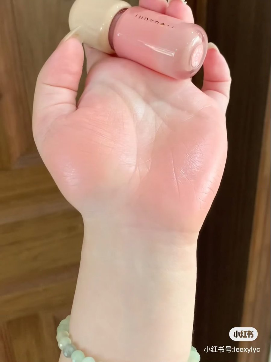 pelangisesaat's tweet photo. ternyata bener, kunci make up seger kayak orang korea tuh ada di blush onnya??

nemuin blush on yg bikin wajah keliatan seger kayak abis mandi!! 👀 https://t.co/eircd0F4i1