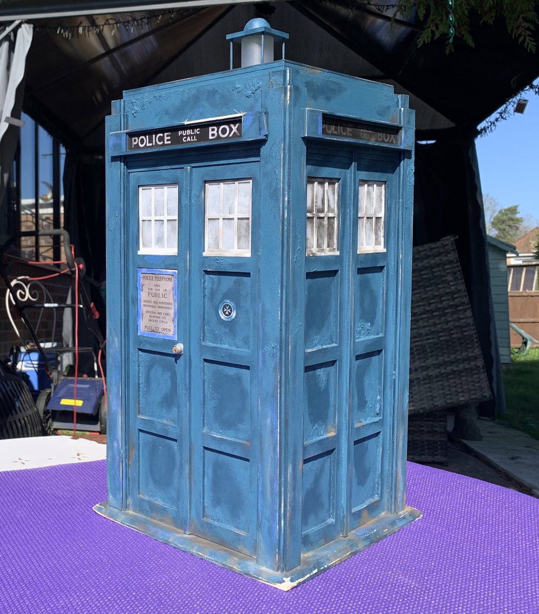 HVO_Productions's tweet image. Yesterday I completed my First Doctor kit from @Whosittopodcast 
I am over the moon with how it turned out.
Took a lot of paint tests and time for the little details but in the end it paid off 🤩

#doctorwho #firstdoctor #tardis