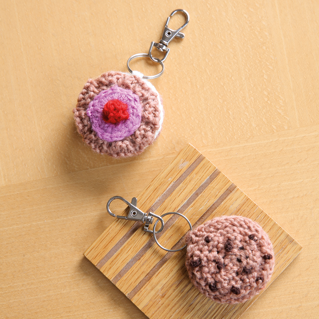 KnittingMag's tweet photo. Get your teeth into these cute, quick-fix Mini Cookie Keyrings knits. This is a project that really takes the biscuit!
π Pattern: Sian Brown
π Yarn: any DK yarn
π Photography: Laurel Roach
#knittingmagazine #knitting #crafts #yarn #knitters #knittingpatterns #knittingtrends https://t.co/FDSHo22mrx
