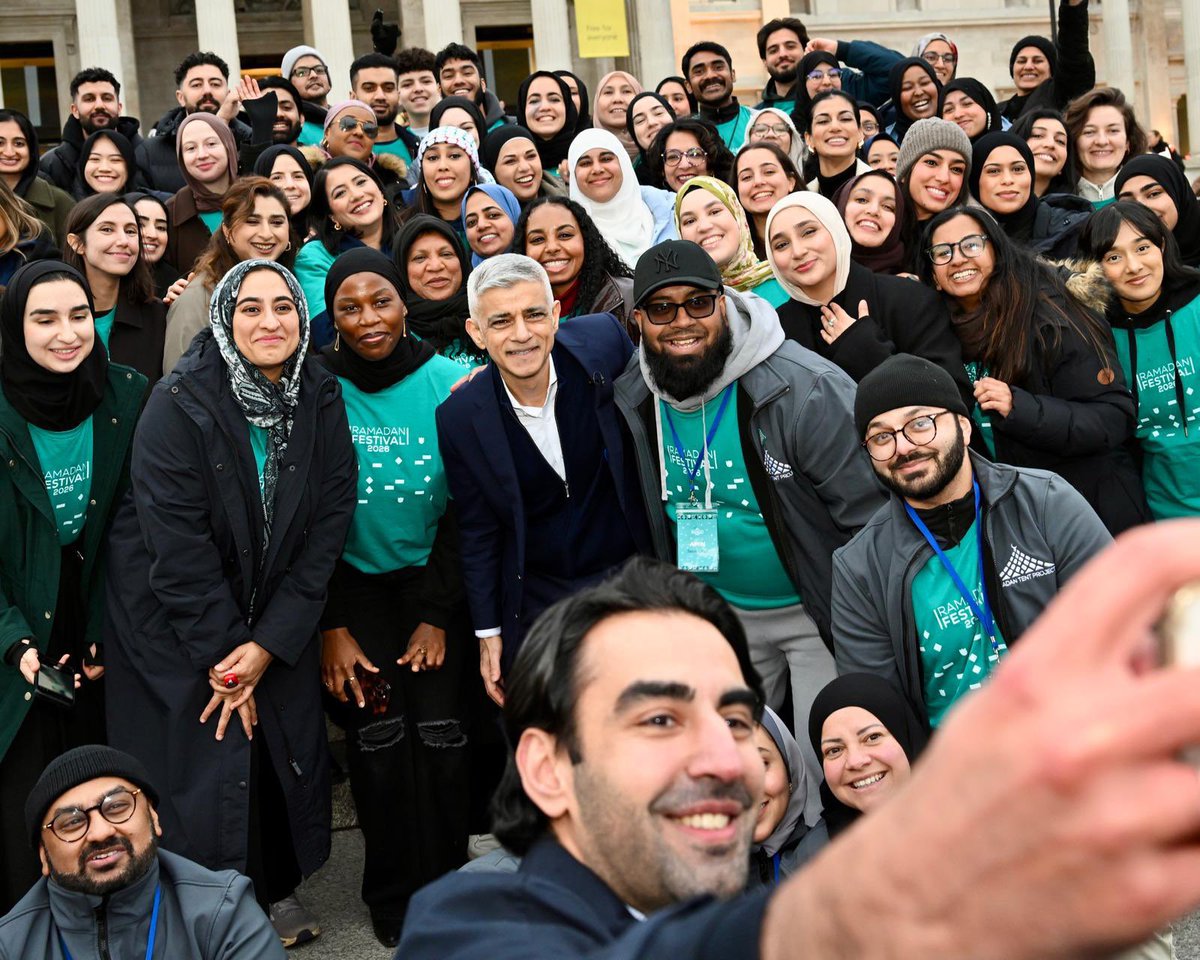 debs_wb's tweet photo. Thousands of people across cultures, faiths and backgrounds marked the holy month of #Ramadan at the #OpenIftar in Trafalgar Square🌙
As many people try to sow division, I’m proud TSQ hosts so many cultural & religious celebrations that showcase the diversity of our great city. https://t.co/XvV3IhMecB