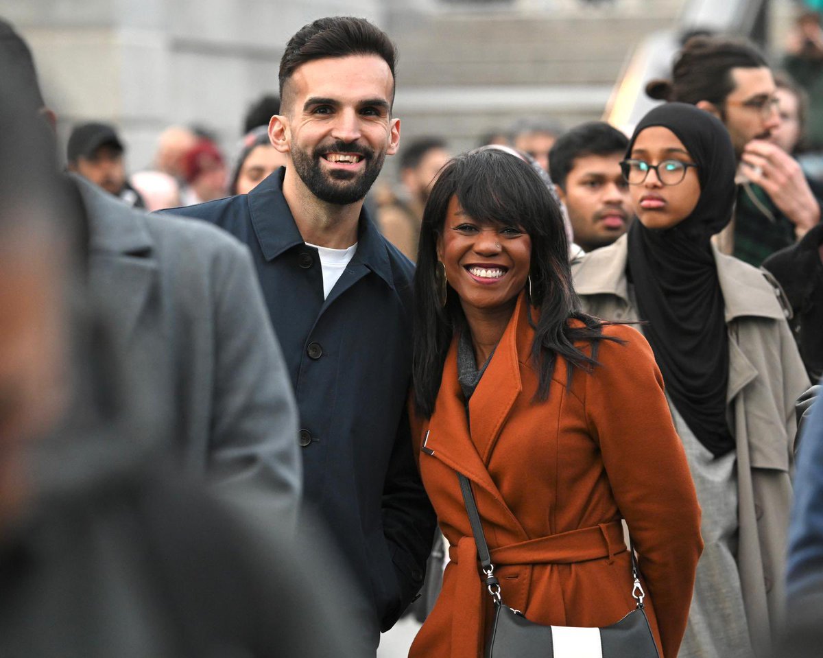 debs_wb's tweet photo. Thousands of people across cultures, faiths and backgrounds marked the holy month of #Ramadan at the #OpenIftar in Trafalgar Square🌙
As many people try to sow division, I’m proud TSQ hosts so many cultural & religious celebrations that showcase the diversity of our great city. https://t.co/XvV3IhMecB