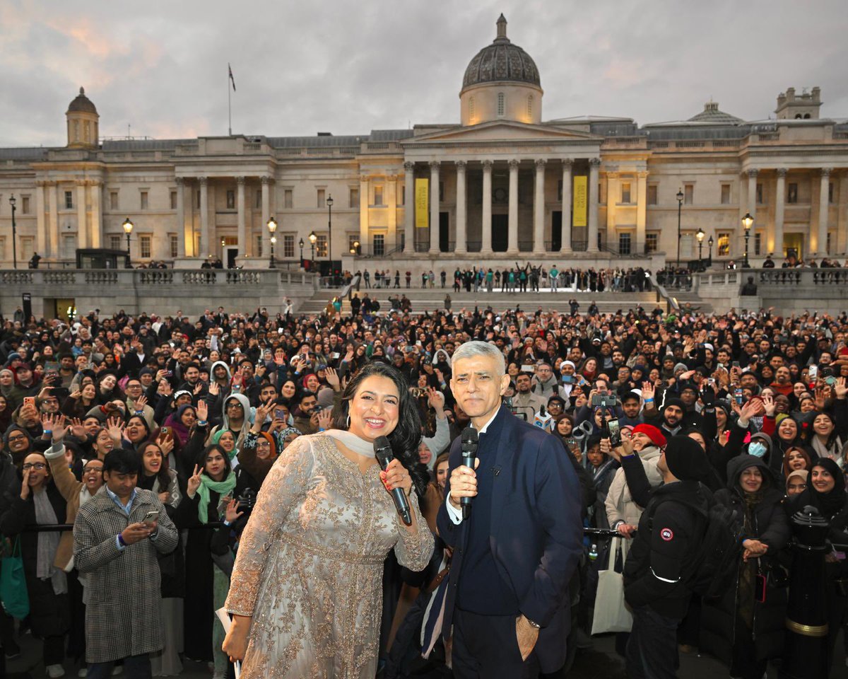 debs_wb's tweet photo. Thousands of people across cultures, faiths and backgrounds marked the holy month of #Ramadan at the #OpenIftar in Trafalgar Square🌙
As many people try to sow division, I’m proud TSQ hosts so many cultural & religious celebrations that showcase the diversity of our great city. https://t.co/XvV3IhMecB