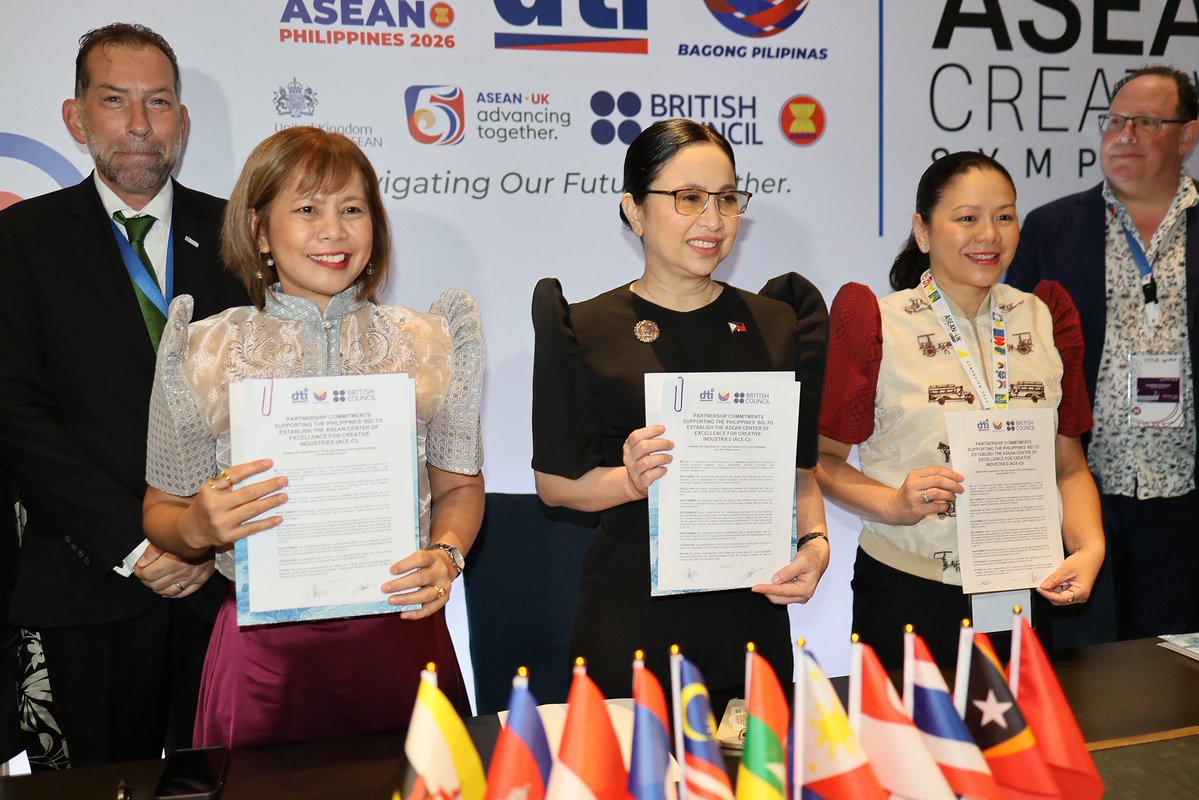 Lotus Postrado tweet media