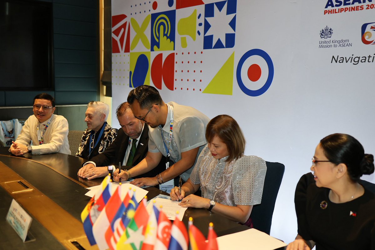 Lotus Postrado tweet media