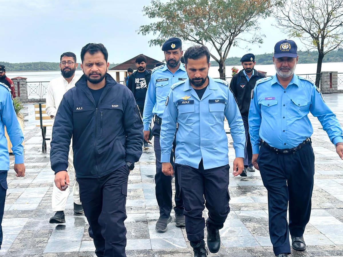 ICT_Police's tweet photo. ایس ایس پی آپریشنز اسلام آباد قاضی علی رضا کا ایس پی سٹی زون ڈاکٹر ایاز حسین کے ہمراہ لیک ویو پارک کا دورہ۔
عید الفطر کے موقع پر کیے گئے سکیورٹی انتظامات کا تفصیلی جائزہ لیا گیا۔ اور ہدایت جاری کی کہ عید کے ایام میں شہریوں کو پرامن، محفوظ اور خوشگوار ماحول کی فراہمی کو ہر صورت یقینی بنایا جائے۔
پارکس اور تفریحی مقامات پر آنے والے شہریوں کی سہولت اور سکیورٹی کے لیے مؤثر اقدامات کیے جائیں۔اسلام آباد پولیس شہریوں کی خدمت اور تحفظ کے لیے ہمہ وقت کوشاں ہے۔
#WeRIslamabadPolice #EidSecurity #PublicSafety #ICTP