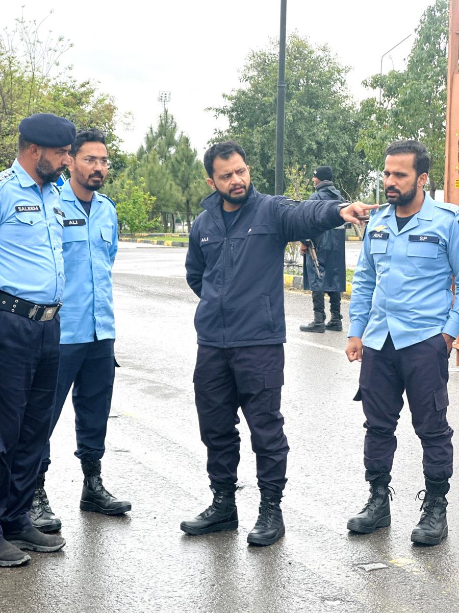 ICT_Police's tweet photo. ایس ایس پی آپریشنز اسلام آباد قاضی علی رضا کا ایس پی سٹی زون ڈاکٹر ایاز حسین کے ہمراہ لیک ویو پارک کا دورہ۔
عید الفطر کے موقع پر کیے گئے سکیورٹی انتظامات کا تفصیلی جائزہ لیا گیا۔ اور ہدایت جاری کی کہ عید کے ایام میں شہریوں کو پرامن، محفوظ اور خوشگوار ماحول کی فراہمی کو ہر صورت یقینی بنایا جائے۔
پارکس اور تفریحی مقامات پر آنے والے شہریوں کی سہولت اور سکیورٹی کے لیے مؤثر اقدامات کیے جائیں۔اسلام آباد پولیس شہریوں کی خدمت اور تحفظ کے لیے ہمہ وقت کوشاں ہے۔
#WeRIslamabadPolice #EidSecurity #PublicSafety #ICTP
