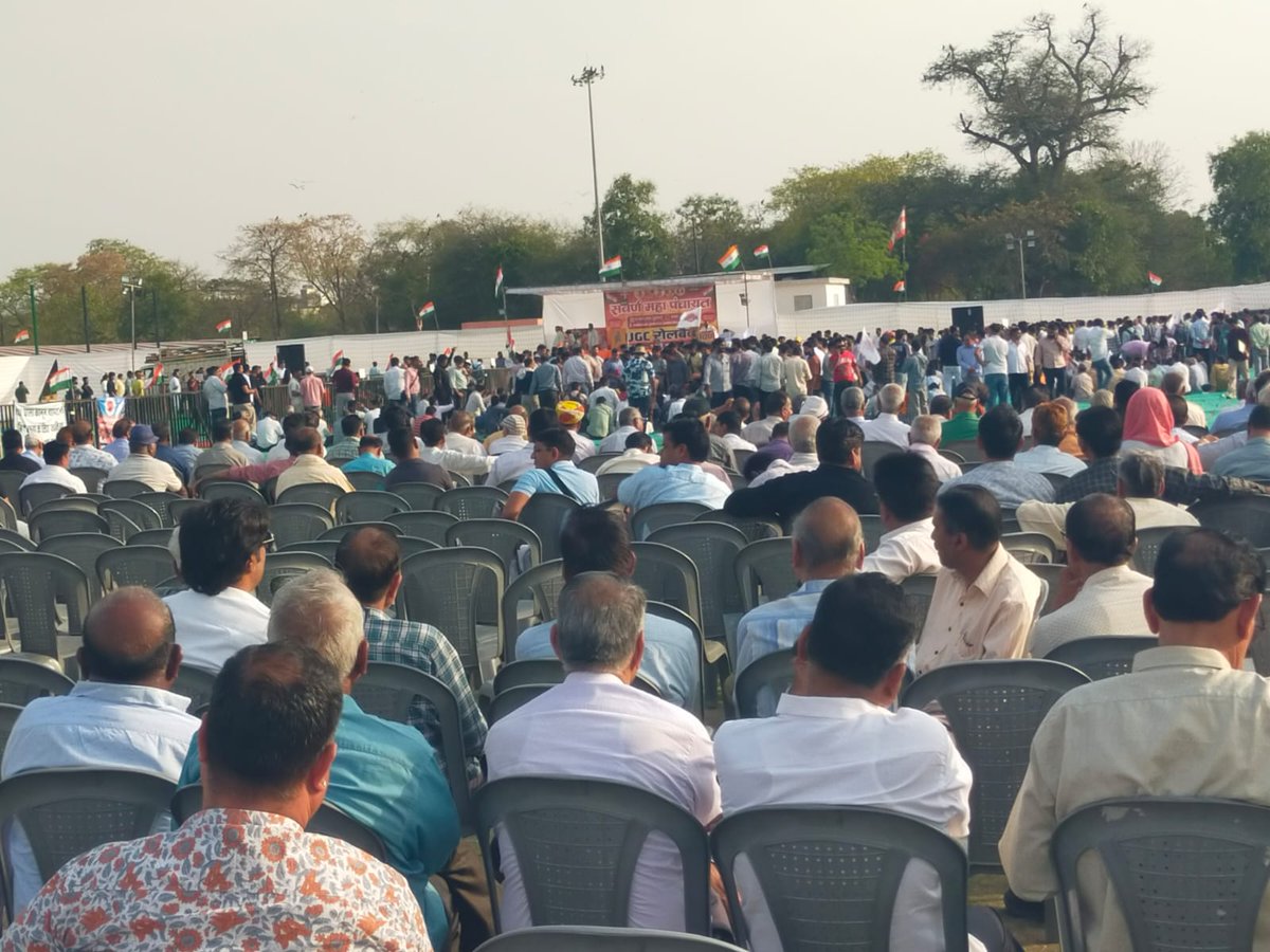 आंदोलन की पहली झलक... 👇

जयपुर... LIVE 🔥

हम सवर्ण अपना अस्तित्व बचाने को जयपुर में सड़कों पर उतर चुके हैं...🙏

यह फोटो वायरल करवाओ... 🙏

8 बजे के ऐतिहासिक दृश्य का इंतजार कीजिए... 🙏