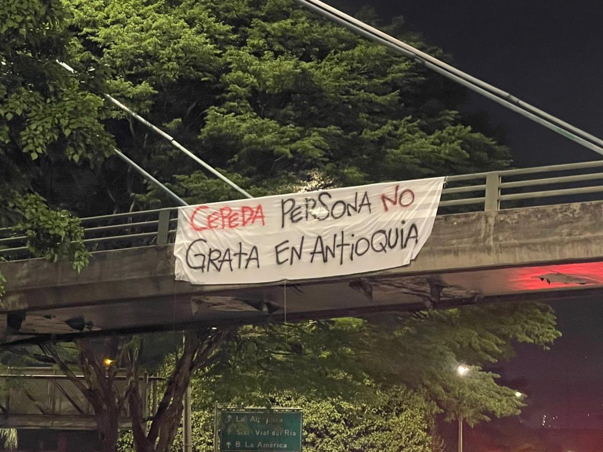 Así amanecieron las calles de Medellín con vallas: “Cepeda persona non grata” y “Antioquia resiste” “Antioquia se respeta” RT