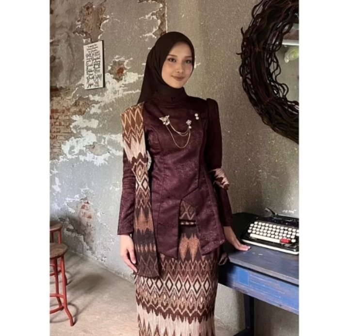 hyistoric's tweet photo. ada yg nyari kebaya ga yaaa, aku mau jual ini 285k baru 1x pake ajaa. bole negoo ☝🏻 bisa syopi https://t.co/D4nEGIfweS