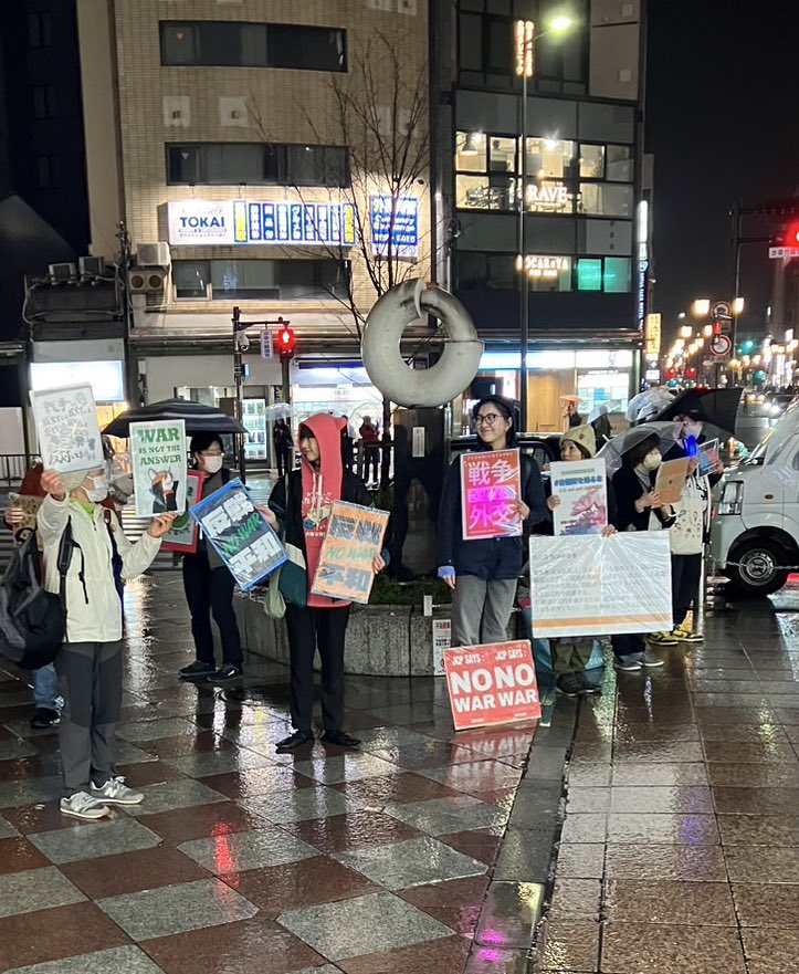 初めてのスタンディング。あたたかく迎え入れていただきました。

堀川あきこさんからマイクでお話する機会をいただき。傘までさしていただき恐縮です！🙏

気の利いたことは言えなかったのですが、「今こそ声をあげるべきだ」と自分が思っていることは言えたと思います！

#自衛隊を送るな
#戦争反対