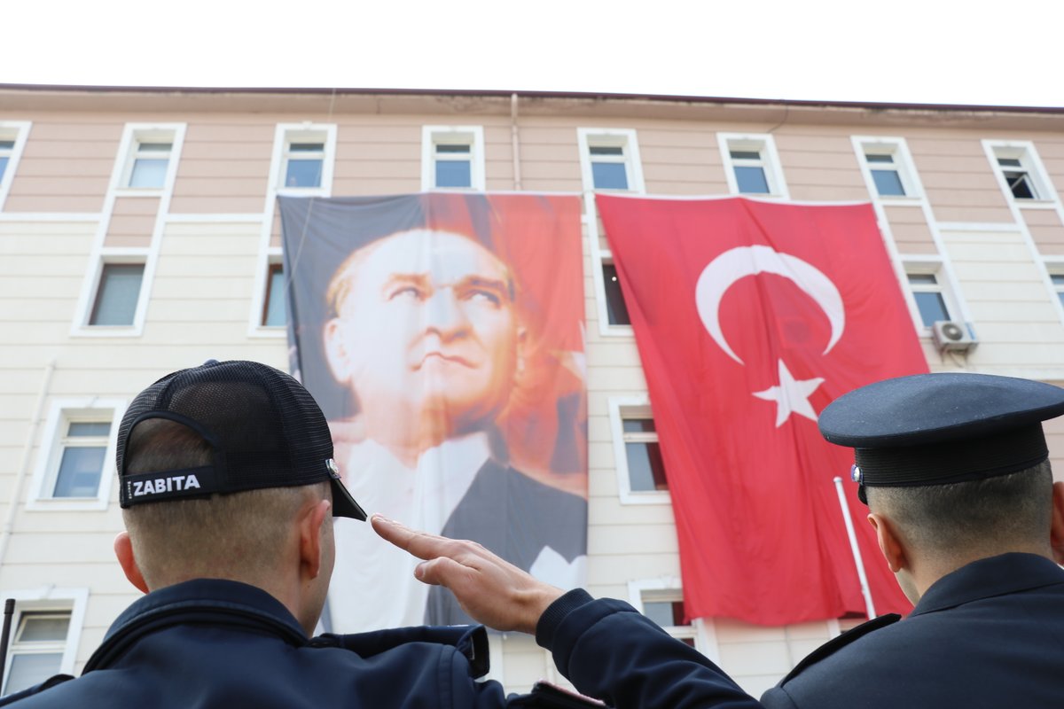 📷 18 Mart Şehitleri Anma Günü ve Çanakkale Zaferi
Kaymakamımız Sn. Şeyma Şendur, Cumayeri Belediye Başkanımız Sn. Mustafa Koloğlu ile birlikte 18 Mart Çanakkale Zaferi dolayısıyla düzenlenen çelenk sunma törenine katıldılar.