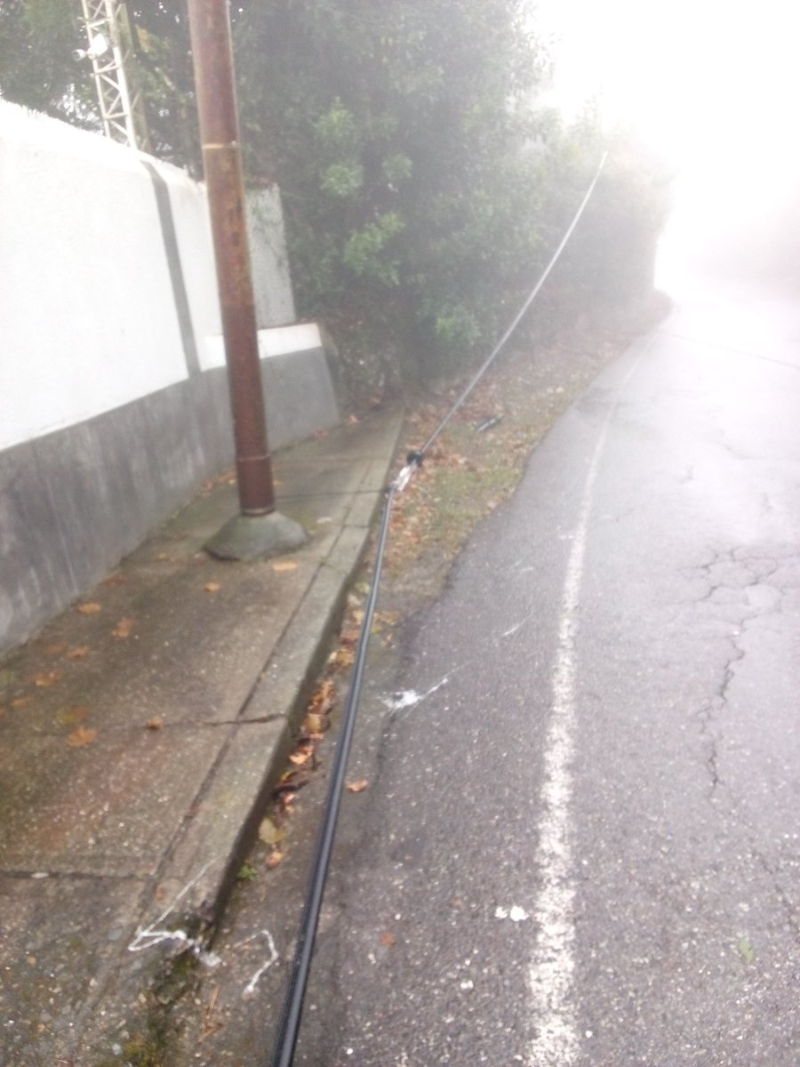 luisrambo2014's tweet photo. @salaprensaCantv la lagunita sector el arrollo av la cumbre, subiendo al colegio  Claret. Caída línea CANTV. Atentos https://t.co/y7atRaeg2n