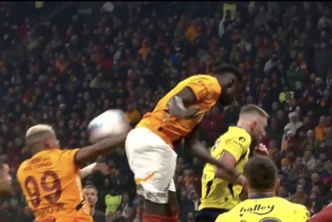 Bu pozisyona geçen sezon penaltı verilmedi. Penaltı verilseydi şampiyonduk.
Ama suçlu teknik direktörler
Ama suçlu futbolcular
Ama suçlu başkanlar
Ama suçlu FENERBAHÇE
Ama kimse adaletsizliği suçlamıyor
Ama kimse haksızlığı suçlamıyor 
Ama kimse FENERBAHÇE’nin alınterilerini ve