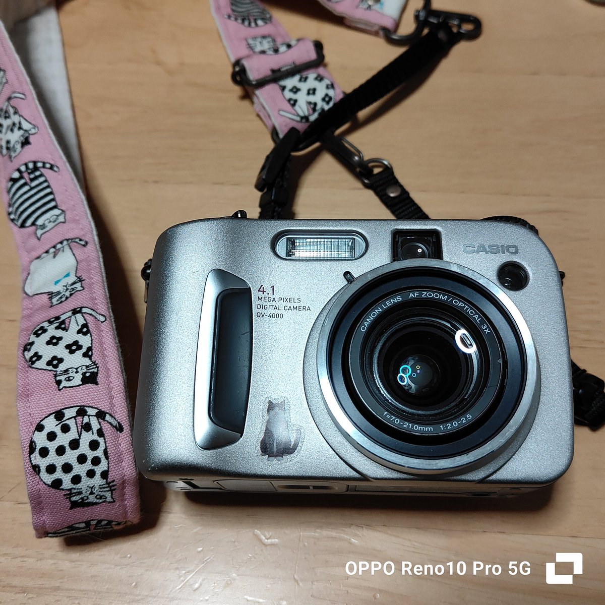 Lumix_Catcamera's tweet photo. Canon Powershot G2の親戚にあたるオールドデジカメCasio QV-4000
#オールドデジカメ 
#コンデジ #猫 #cat #cats #casio https://t.co/TBxGm0JwUJ
