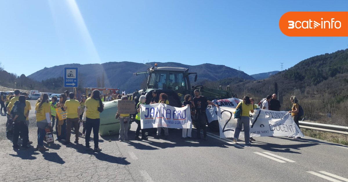 3CatInfo's tweet photo. USTEC xifra en un 65% el seguiment de la vaga a l'Alt Pirineu i Aran, Catalunya Central i plana de Lleida.

Educació parla d'un 9,32% de seguiment amb dades del 31,55% dels centres convocats a l'aturada https://t.co/D2VgEM8OIo https://t.co/TeQykfCdwt