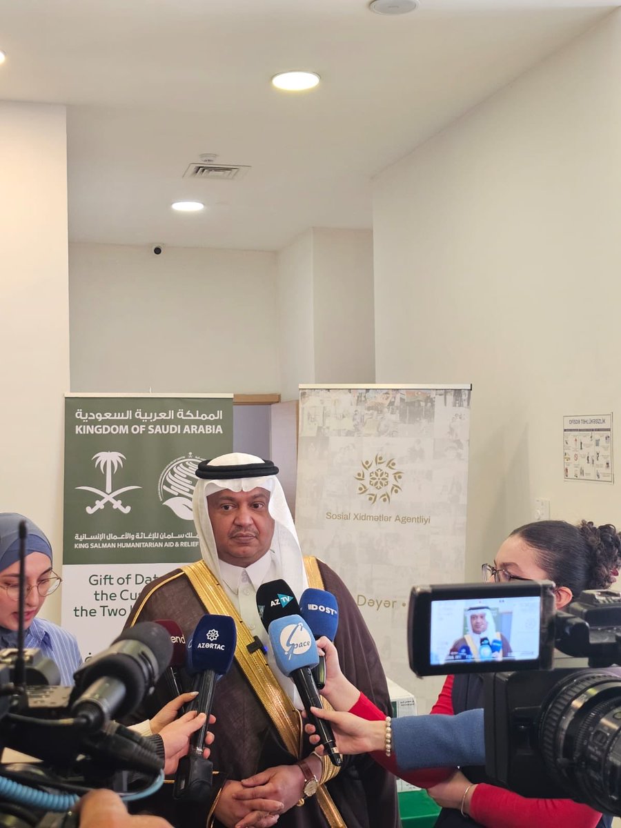 KSAembassyAZ's tweet photo. دشن سعادة السفير /عصام بن صالح الجطيلي هدية خادم الحرمين الشريفين الملك سلمان بن عبدالعزيز ال سعود - يحفظه الله- من التمور لجمهورية اذربيجان والبالغة ٢٥ طنا وذلك من خلال مركز الملك سلمان للاغاثة والاعمال الانسانية https://t.co/ozE1I3O2Ja