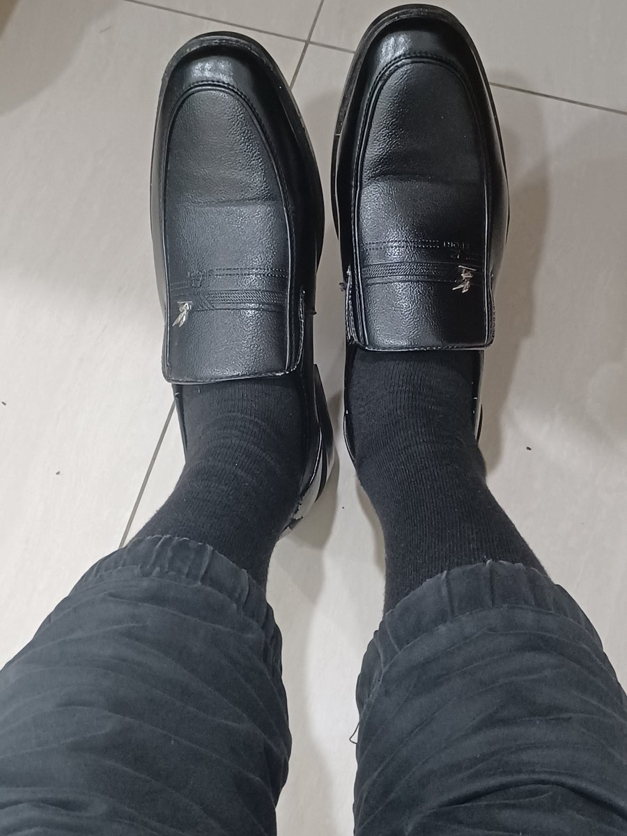 yaha_22033's tweet photo. 來放一張黑襪照
好看嗎？
#長襪 #長襪控 #黑襪 #皮鞋 #戀襪 https://t.co/ra8uigWH3U