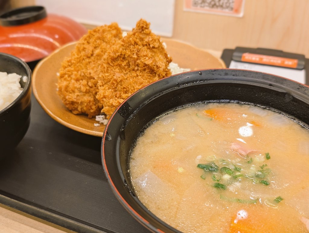 日本のチェーン店の再現具合はタイよりも台湾の方が正確で忠実

かつやに豚汁（大）あるの見つけて歓喜した
タイ進出すると現地化して豚汁なんて存在してないのだよ