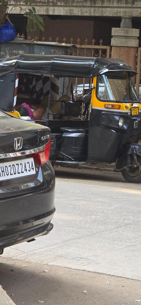 VU3UJM's tweet photo. Dear @mybmc @mybmcWardKE @parag_alavani 
This is not a place for Rickshaws in front of the gate of the buildings
Kindly help in this matter 
Tejpal scheme main road 
Vile Parle East 
#hooliganism #HelpIsNear #mumbai https://t.co/HOgCunDDcH