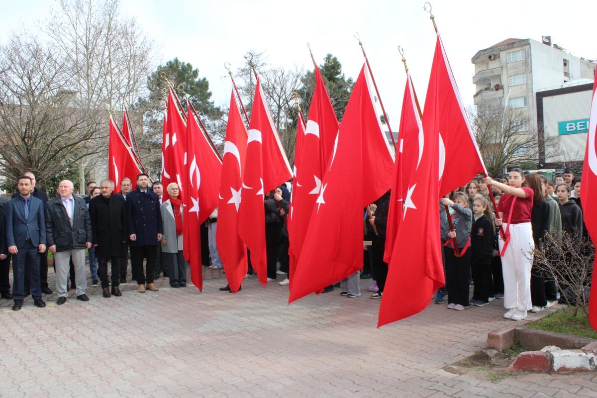 İlçemizde 18 Mart Şehitleri Anma Günü ve Çanakkale Zaferinin 111. yılı kapsamında çelenk sunma töreni gerçekleştirildi.
