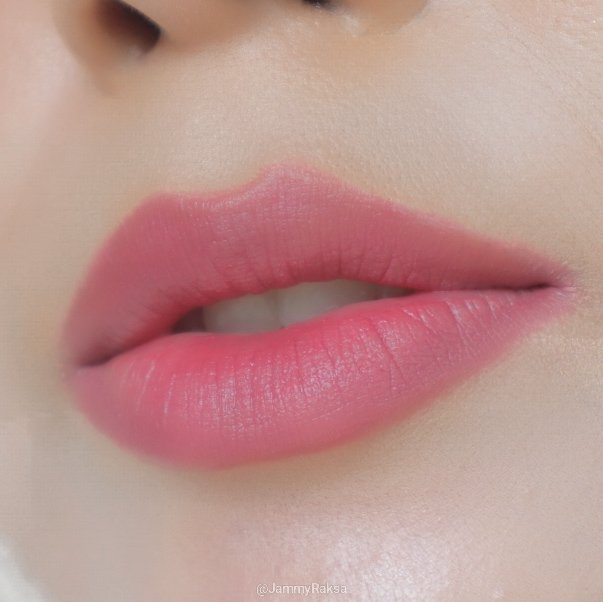 JammyRaksa's tweet photo. ปากฟุ้งละมุนเหมือนฟิลเตอร์ แต่ของจริงไม่ต้องง้อฟิลเตอร์เลย FIIT Glam Out Whipped Matte เบอร์ 03 Dusty Plum Rose สีชมพูพลัมที่หวานละมุน ลิปแมตต์เนื้อวิปครีมนุ่มฟู เกลี่ยง่าย เบาสบายปากสุดๆ ทาแล้วปากดูเบลอๆ ฟุ้งๆ แต่เม็ดสีแน่นชัด ติดทน กลบสีปากมิด ใครชอบลุคสวยแพงแต่ดูธรรมชาติ แท่งนี้ต้องโดน