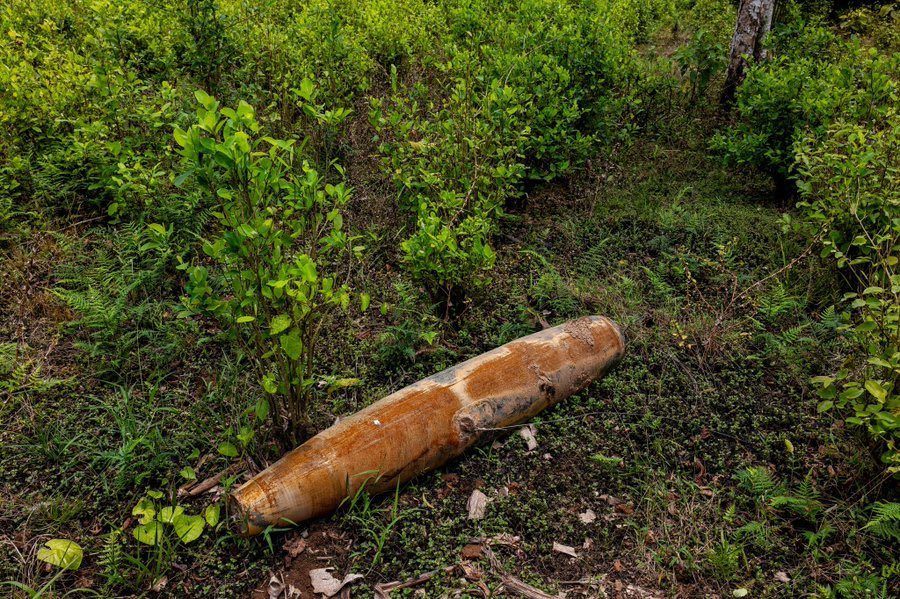 La foto que hundió el relato:
- vieja oxidada
- el tiempo le ha dado un poco de su forma al piso
- no se ve onda expansiva, daño irregular del suelo por impacto
- lo que sí se ve es una tremenda plantación de coca. 
<a href="/petrogustavo/">Gustavo Petro</a> es el presidente más pendejo de toda Latam a