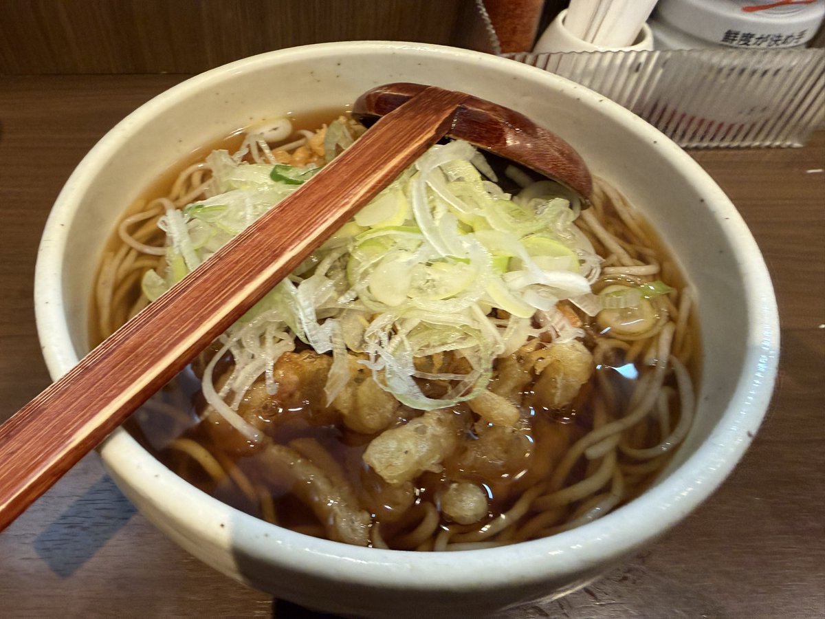 orisyasu's tweet photo. 有楽町駅の高架下にある蕎麦屋さん、はないちさんへ！着丼までのスピード過去最高
#有楽町駅 
#立ち食いそは 
#蕎麦屋 
#はないち https://t.co/CVmvkdgxfl